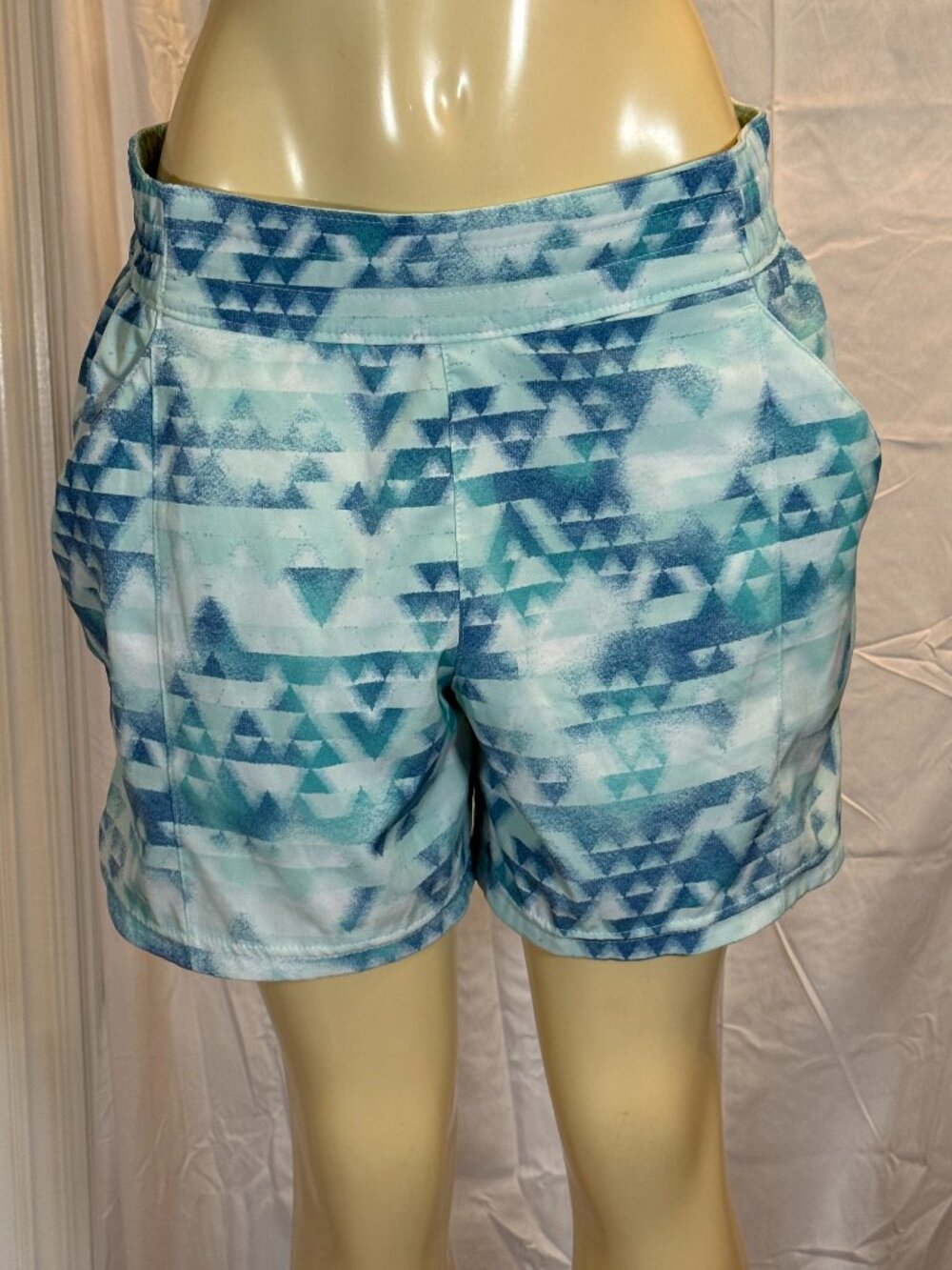 Columbia Teal Geometric print 2 in 1 Wicking Shorts Women's L. Like new! - Picture 3 of 4